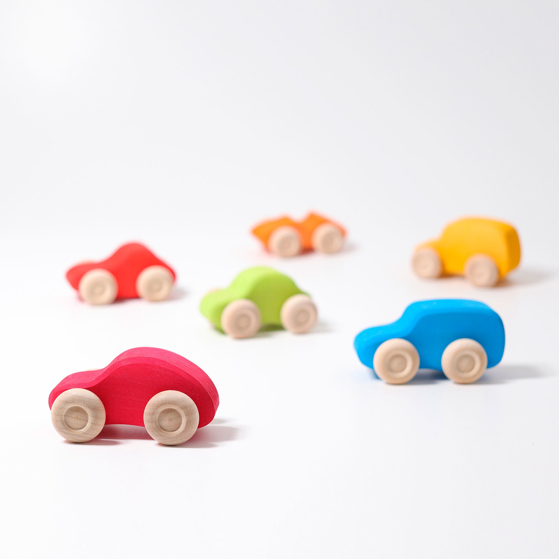 Set kleurrijke houten auto's